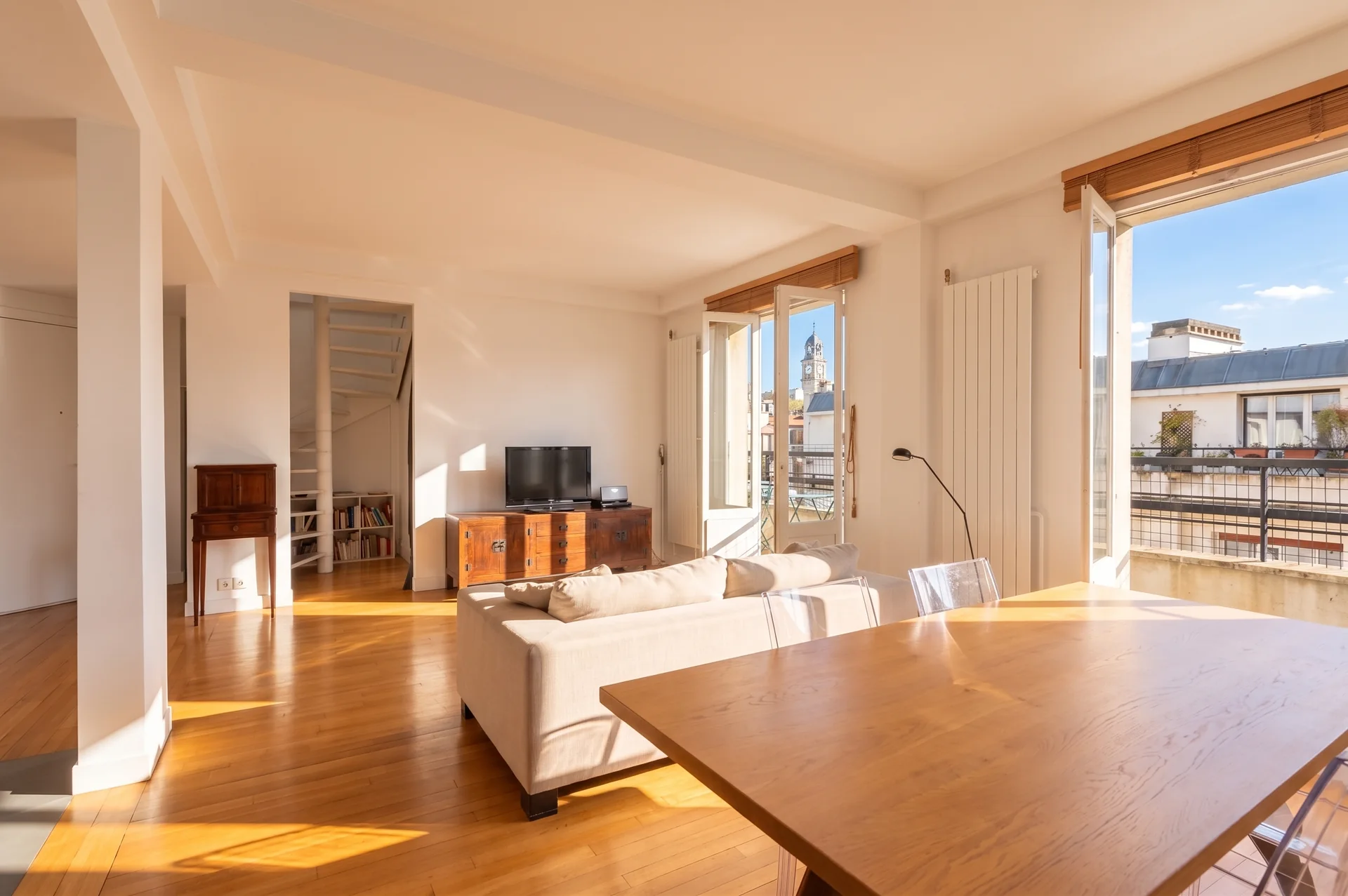 Salle à manger ouverte sur le séjour